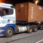 Caminhão no porto de Salvador esperando desembarcar o material