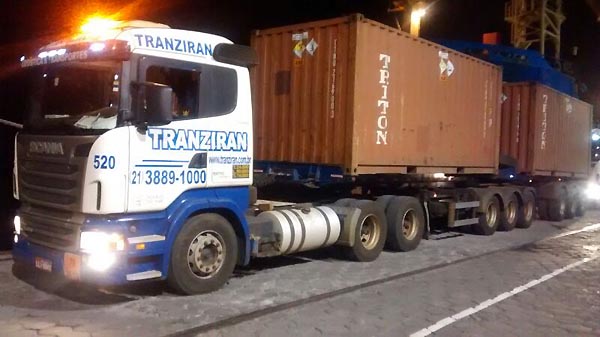 Caminhão no porto de Salvador esperando desembarcar o material