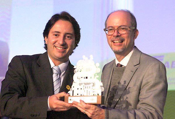 O secretário Fabrício Lopes (E) representou Guanambi ao receber o troféu (Foto Bernardo Rebelo)