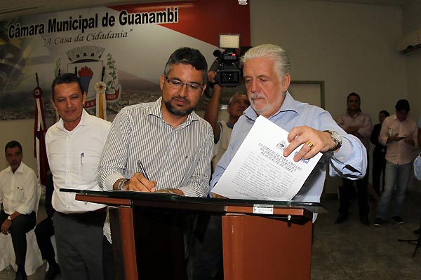 Charles Fernandes, Elmo Vaz e Jaques Wager na assinatura das ordens de serviços