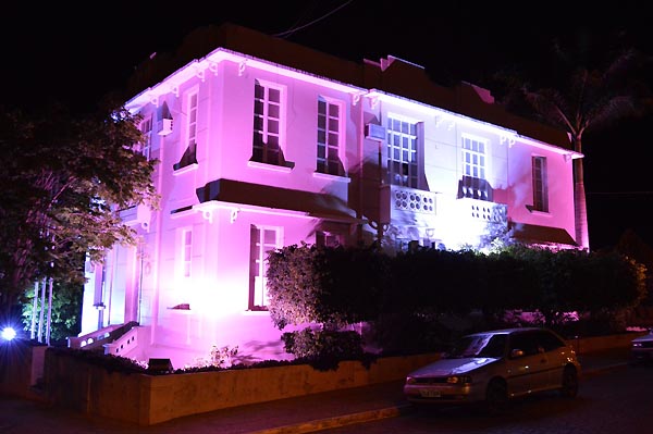 O prédio da Prefeitura também recebeu iluminação cor de rosa para a campanha