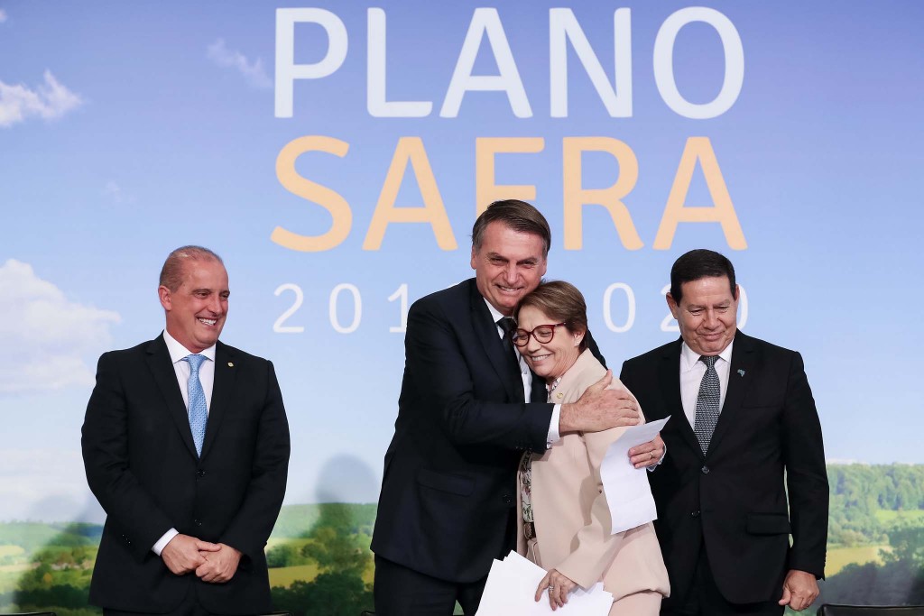 (Brasília - DF, 18/06/2019) Presidente da República, Jair Bolsonaro cumprimenta a Ministra de Estado da Agricultura, Teresa Cristina.rFoto: Marcos Corrêa/PR