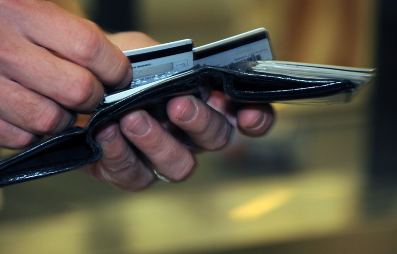 Segundo a Confederação Nacional do Comércio de Bens, Serviços e Turismo (CNC), o índice de endividamento chegou a 63,4% em maio. Desse total, a taxa de inadimplência, ou seja, de famílias com contas ou dívidas em atraso, chegou a 24,1%.