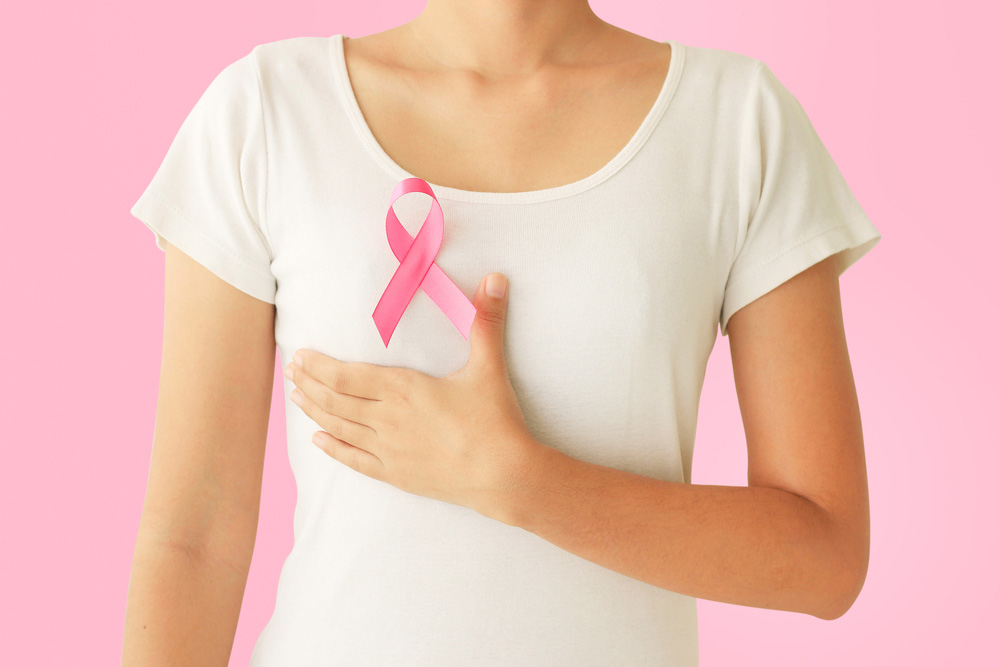 Estudo desenvolvido por órgão internacional aponta que chances de desenvolver tumor mamário em mulheres que fazem reposição para combater sintomas da menopausa é ainda maior do que se pensava. (Foto: reprodução/Ministério da Saúde).