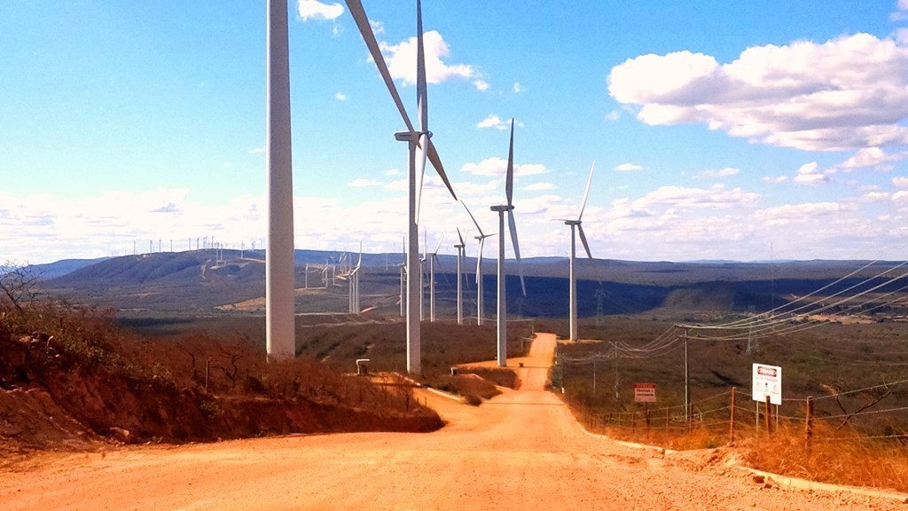 Líder no setor, o estado da Bahia possui 160 parques eólicos em operação e 73 em construção. Até 2025 serão investidos mais R$ 2,4 bilhões nos municípios de Uibaí, Tanque Novo, Ibipeba, Campo Formoso, Caetité e Brotas de Macaúbas. (Foto: Arquivo Revista Integração Bahia)