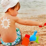 Se a criança estiver em contato direto com o sol, o protetor deve ser reaplicado a cada 2hs. Imagem relacionada: cópia internet