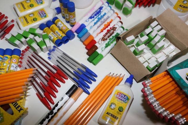 Itens básicos usados em sala de aula, como estojo de lápis, cola e régua têm tributos escondidos que representam mais de 40% de seus preços, como mostra a tabela abaixo elaborada pela Associação Comercial de São Paulo (ACSP). Foto reprodução