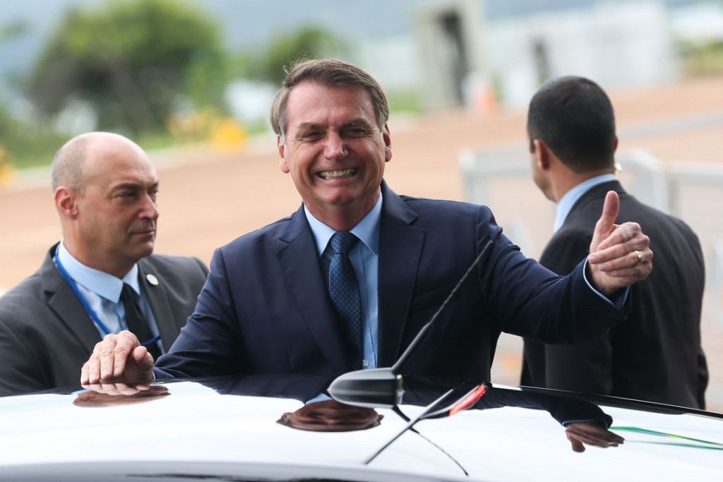 Presidente Jair Bolsonaro cumprimenta turistas no Palácio da Alvorada, nesta quarta (5). Antonio Cruz/Agência Brasil Brasília-DF / divulgação.