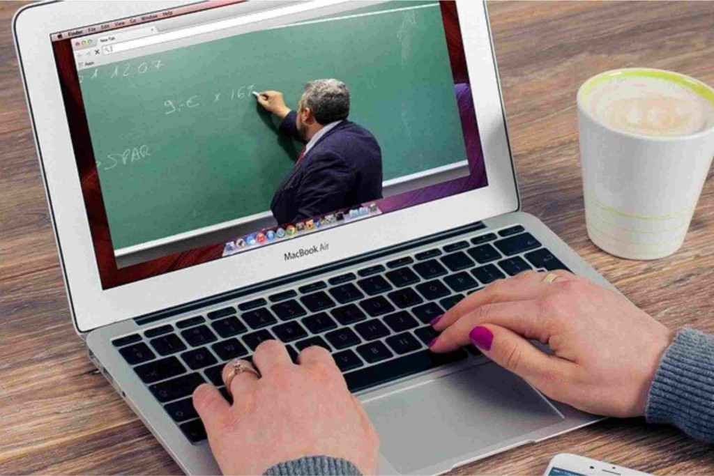 Criados pelo Centro Universitário Internacional Uninter, referência em ensino à distância, toda a estrutura dos cursos é on-line e de fácil acesso à comunidade. Foto: reprodução