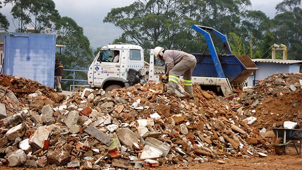 Construção civil no Brasil gera em torno de 87,2 milhões de metros cúbicos de resíduos/ano: 520 kg por habitante a cada dia. Foto: relacionada /reprodução Google