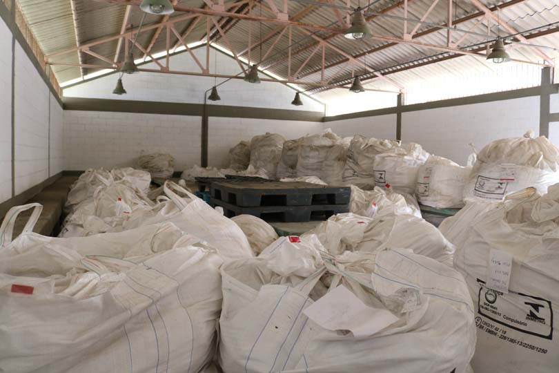 Galpão guarda resíduos sólidos que serão enviados à fábrica de cimento. Foto: divulgação.