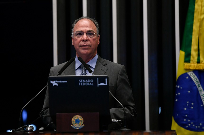Ainda durante a sessão, o senador Fernando Bezerra Coelho entregou a Cezar Coutinho, representante da família, uma placa que faz referência à homenagem prestada pelo Senado a Nilo Coelho.
