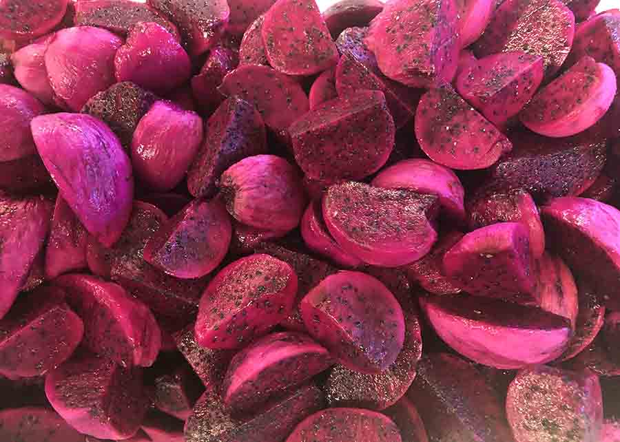 A pitaia é conhecida como fruta-do-dragão por causa da sua casca escamosa e a polpa tem consistência gelatinosa e paladar doce. Suas propriedades funcionais estão sendo reveladas Foto: Verônica Freire / divulgação