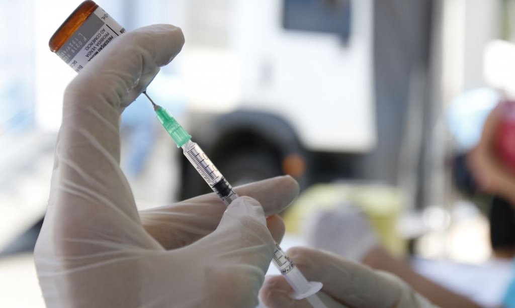 Segundo o plano, o Governo Federal já garantiu 300 milhões de doses de vacinas contra a covid-19 por meio de três acordos. Documento descreve vacinas adquiridas e grupos prioritários. Foto: Tania Rêgo/ Agência Brasil /