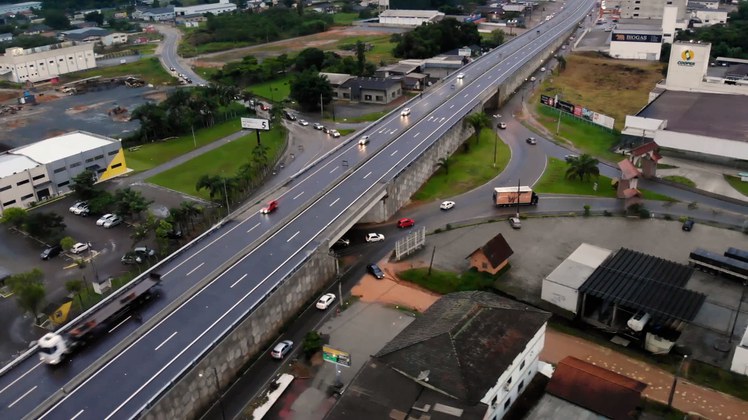 entrega, nesta sexta-feira (29), o viaduto de acesso aos municípios de Indaial e de Timbó, na BR-470-SC, em Santa Catarina