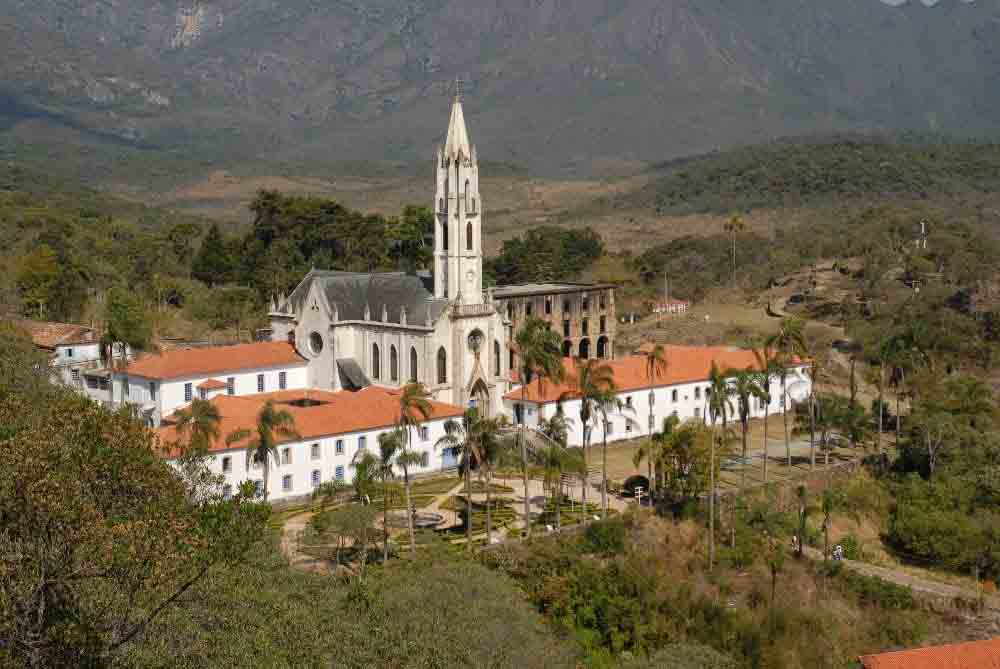 Conhecido mundialmente por sua riqueza ambiental, cultural, religiosa e histórica, o Santuário do Caraça é destino turístico/pedagógico e pode ser considerado uma sala de aula a céu aberto, já que recebe alunos do ensino fundamental, médio e superior para aprendizados em campo. Fotos: divulgação.