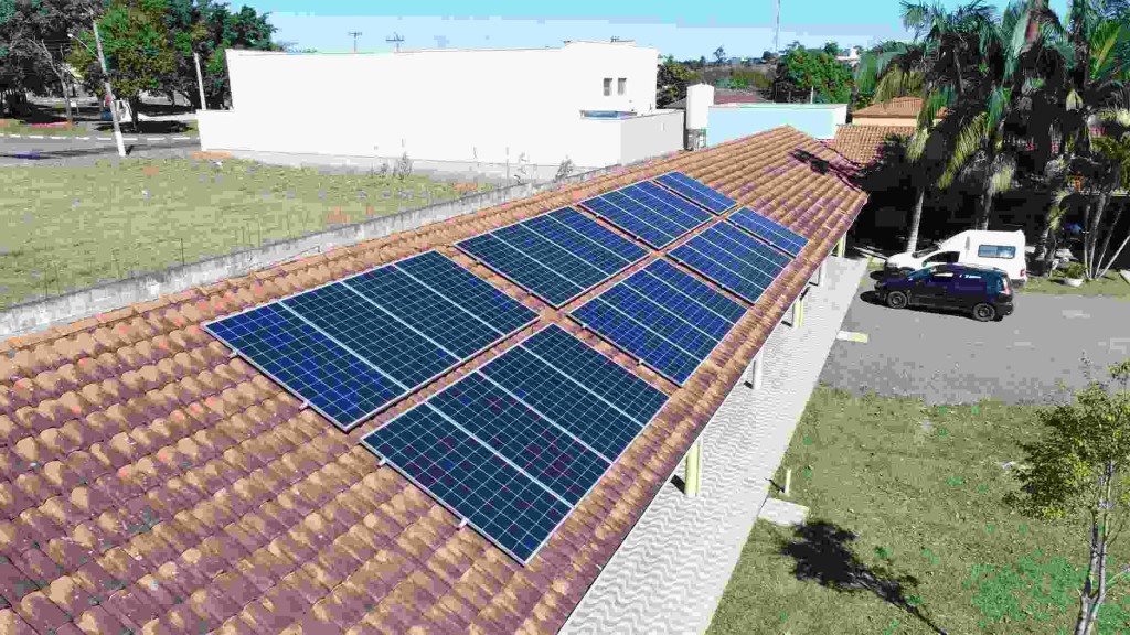 Graças a uma parceria entre a Domínio e o Grupo Estiva, a Apae de Estiva Gerbi-SP ganhou um sistema fotovoltaico que permitiu que a instituição reduzisse seu gasto mensal com energia de R$ 900,00 para R$ 90,00. Foto: divulgação