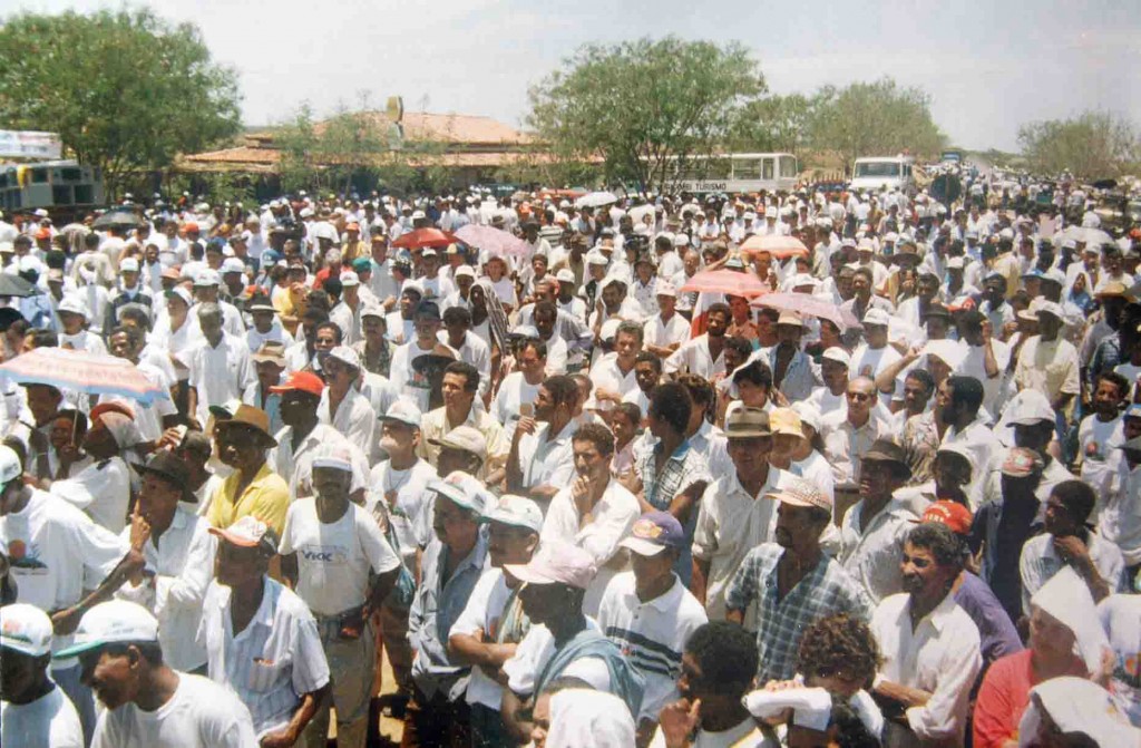 Em janeiro de 1999, milhares de produtores rurais se mobilizaram na BR 030, no entroncamento do Iuiú, para reivindicar a irrigação do Projeto Iuiú. Foto: João Martins / arquivo Ver. Integração.