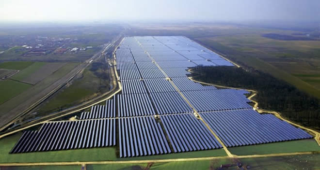 O parque solar Lapa, da Enel Green Power, localizado em Bom Jesus da Lapa (BA), é um dos maiores em operação no Brasil, com capacidade instalada total de 158 megawatts. Foto: reprodução