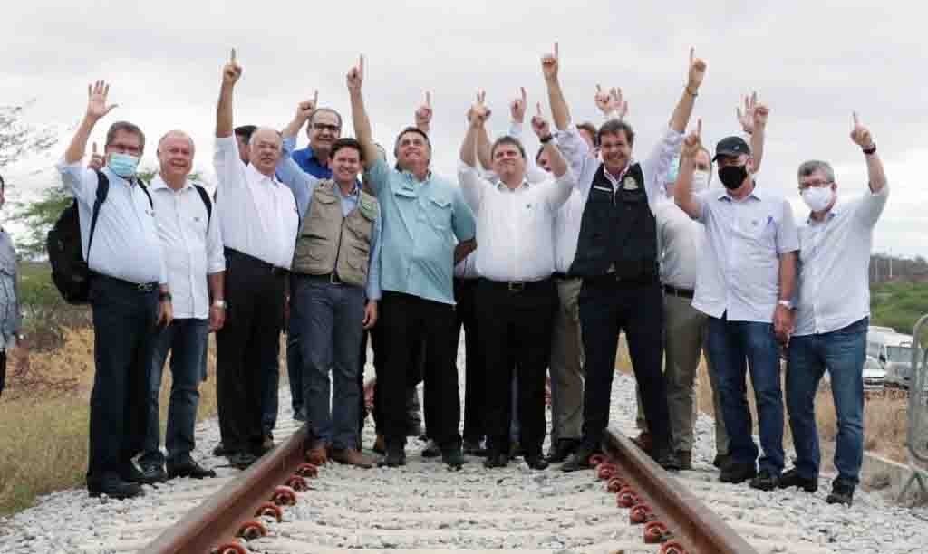 Presidente Jair Bolsonaro participou da Cerimônia de Assinatura do Contrato de Concessão da Ferrovia de Integração Oeste-Leste (FIOL I), em Tanhaçu/BA. Foto: Marcos Corrêa/PR.