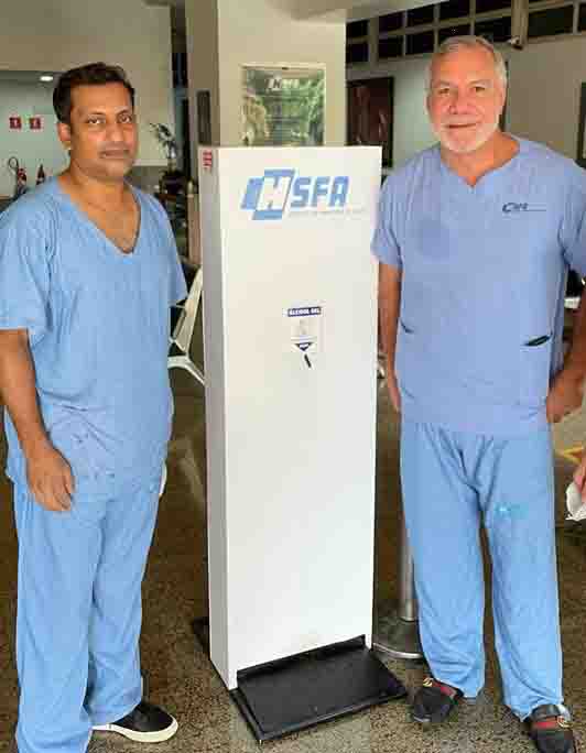 Os médicos Raja Venkata e Marcos Menezes realizaram procedimento médico inédito em Goiânia, chamado ablação por micro-ondas. Foto divulgação