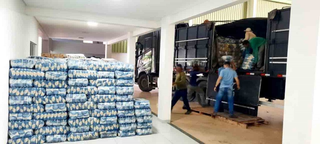 Os caminhões partiram da cidade de Luís Eduardo Magalhães, abastecidos com gêneros, em sua maioria, produzidos e beneficiados no Oeste baiano, como arroz, feijão, óleo de soja, café e fubá de milho. Foto: divulgação.