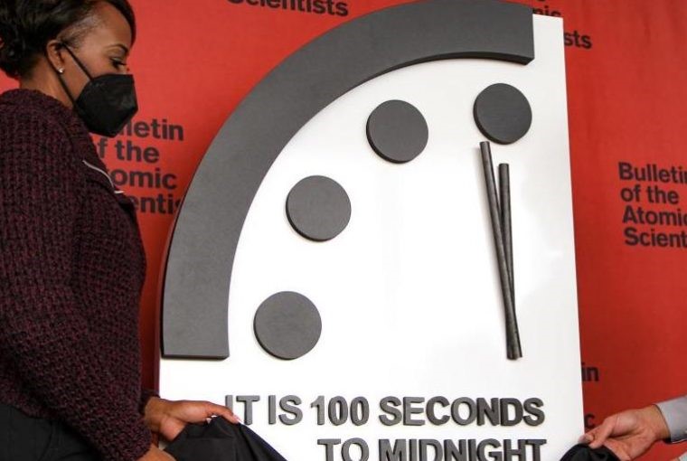Suzet McKinney, membro do Bulletin of Atomic Scientists, revela que o Relógio do Juízo Final (Doomsday Clock’) permanece em 100 segundos para a meia-noite em 2022.  (foto: divulgação