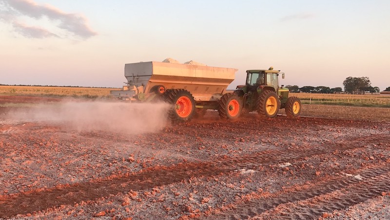 Pensando nas próximas safras, uma das alternativas possíveis para mitigar essa situação sem prejuízos à produtividade, está relacionada à redução da adubação. Foto: Fundação Mato Grosso (MT)