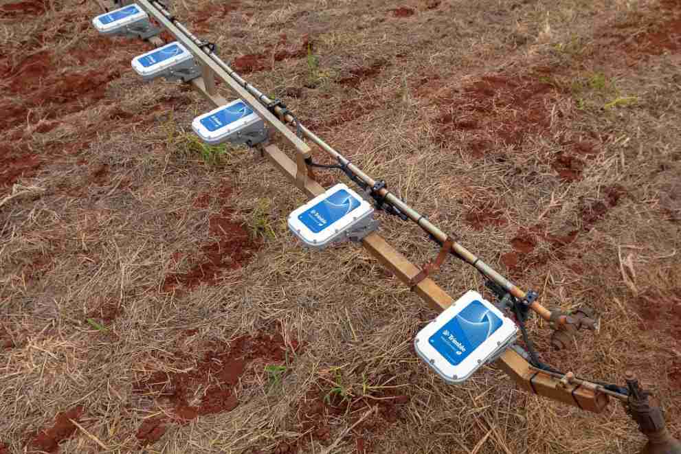 A redução se deve porque, com o sistema, os defensivos são aplicados somente nas plantas indesejadas (plantas alvo), identificadas por meio de sensores. (Divulgação Trimble)