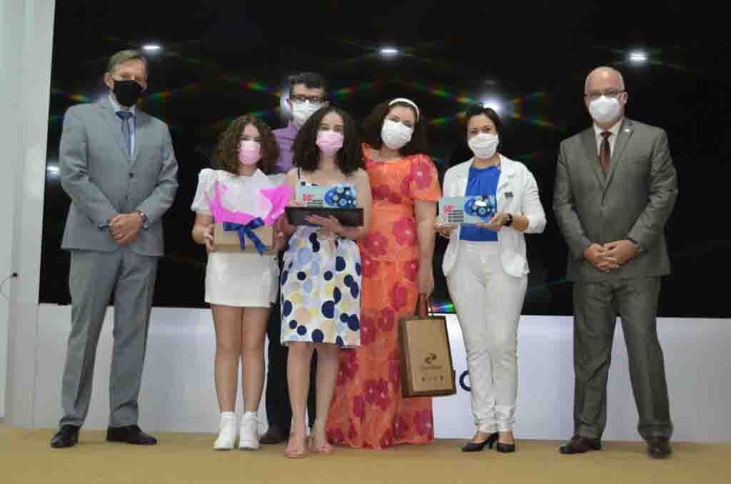 A vencedora nacional de 2021 foi a estudante Luísa Tejo Salgado Catão, de 15 anos, do 1º ano do Ensino Médio no Colégio Nossa Senhora de Lourdes, em Campina Grande (PB). O presidente dos Correios, Floriano Peixoto, e o diretor de Governança, Eduardo leal, entregaram os certificados e troféus à estudante. Foto: Site Correios 