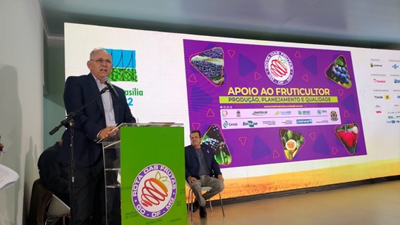 Chefe-geral da Embrapa Cerrados durante evento de lançamento da fase dois da Rota da Fruticultura na Agrobrasília. Foto: Juliana Caldas