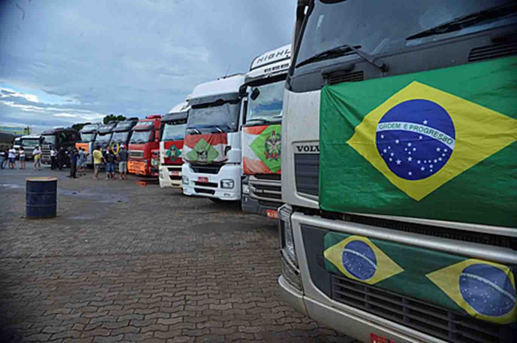 Levantamento do Clube da Estrada revela que mais da metade dos motoristas gasta acima de R$ 10 mil mensais com combustível. Foto: Valter Campanato/Agência Brasil.