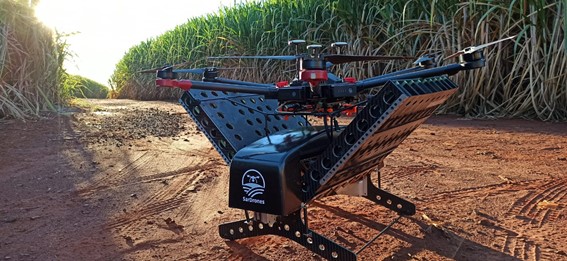 Drones usam tecnologia e dispensers para distribuir agentes biológicos em lavouras de maneira mais eficaz. Crédito: Divulgação Sardrones.