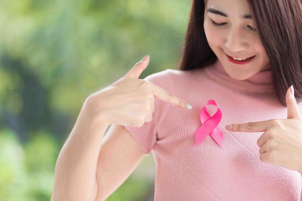 Promovida pela varejista em parceria com o Instituto Amor em Mechas, Ação Fios de Solidariedade oferece cortes realizados gratuitamente por profissionais em todas as lojas da rede, além de coleta de cabelo no EBC Atacado de Beleza. Crédito: Divulgação