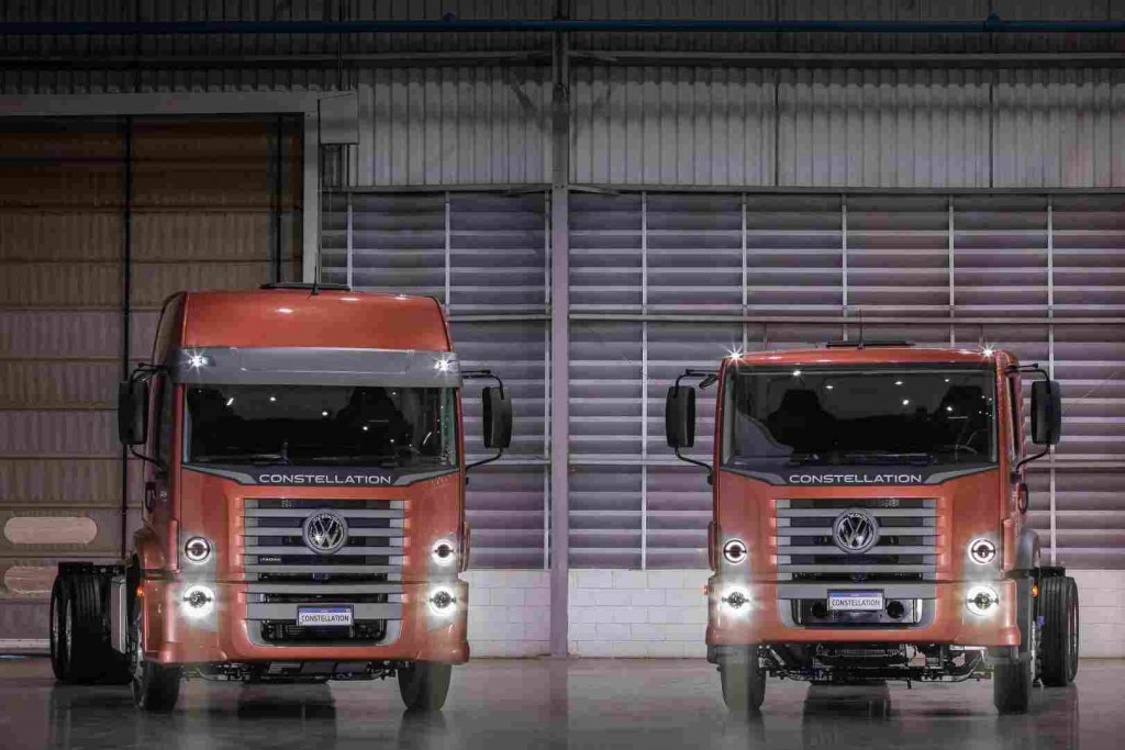 Modelos acima de 18 toneladas da família Constellation, com um novo sistema de direção, mais preciso, suave e silencioso; e suspensão dianteira parabólica com mais durabilidade, robustez e maior capacidade de carga técnica. (Diulgação).