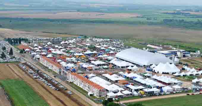 Promovido anualmente pela Cooperativa Castrolanda, a Agroleite, realizada anualmente na Cidade do Leite e Parque de Exposições Dario Macedo, em Castro, no Paraná, é uma das grandes realizações da Castrolada