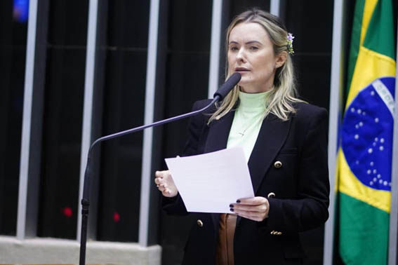 A deputada federal Júlia Zanatta (PL/SC, que é membro da bancada, lamenta que o banco de fomento tenha interrompido nove linhas de crédito, poucos dias após a reabertura para os pedidos de financiamento. Foto Reprodução Câmara dos Deputados