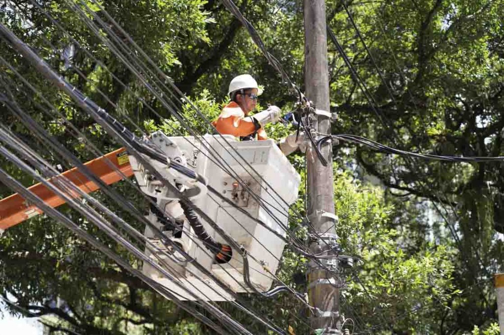 No total, distribuidora identificou 128.307 irregularidades no ano passado. Energia recuperada poderia abastecer Salvador, Camaçari, Lauro e Conquista, juntas, por um mês. (Divulgação)