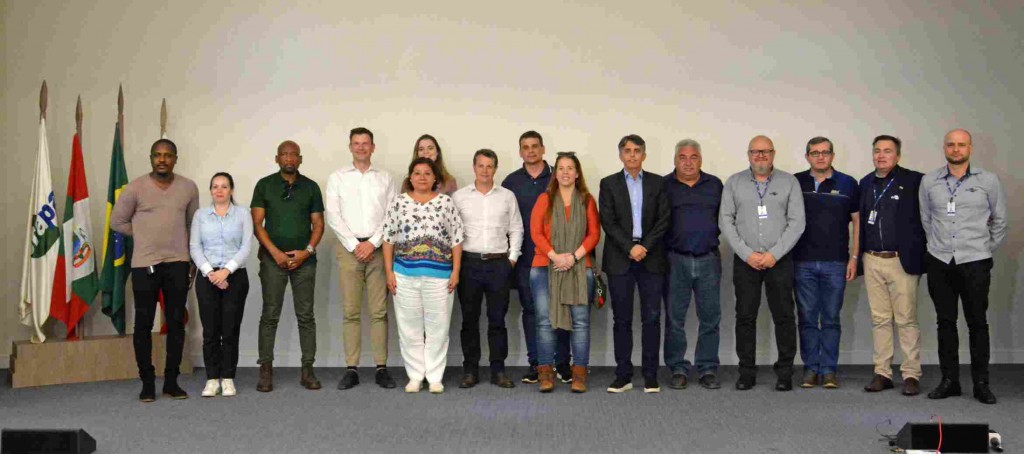 Conhecer a pesquisa voltada para a sustentabilidade e o desenvolvimento das cadeias produtivas de suínos e aves foi o foco da visita da comitiva do Programa AgroBrazil, que reuniu diplomatas e representantes de seis países, na última quinta-feira, (16), na Embrapa Suínos e Aves, em Concórdia (SC). (Foto: reprodução Embrapa Suínos e Aves)