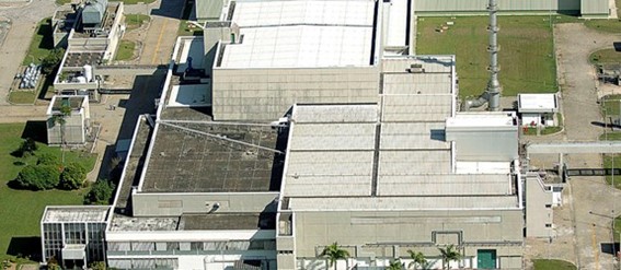 O acesso ao local de armazenamento é controlado e autorizado apenas a pessoal técnico com equipamentos de proteção individual. (Divulgação)