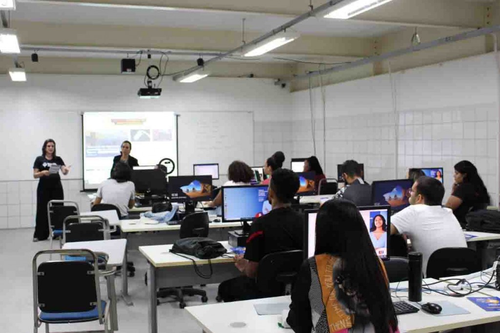 Durante as reuniões com os representantes do departamento de Jornalismo das universidades, a coordenadora do prêmio, Cristiane Barilli, ressaltou a importância da parceria com as universidades e o engajamento dos estudantes. Foto: divulgação.