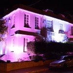 O prédio da Prefeitura também recebeu iluminação cor de rosa para a campanha