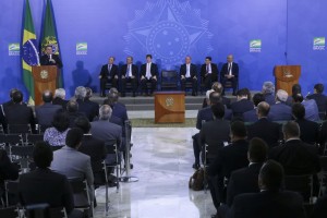 O presidente Jair Bolsonaro participa de cerimônia da assinatura do decreto da Política Nacional de Desenvolvimento Regional e da entrega Oficial dos Planos Regionais da Amazônia, do Nordeste e do Centro-Oeste, no Palácio do Planalto.