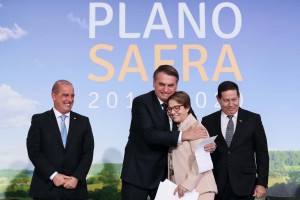 (Brasília - DF, 18/06/2019) Presidente da República, Jair Bolsonaro cumprimenta a Ministra de Estado da Agricultura, Teresa Cristina.rFoto: Marcos Corrêa/PR
