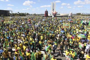 Manifestantes fazem ato pró-Bolsonaro, em defesa da Lava Jato, do ministro Sergio Moro, pela aprovação da reforma da Previdência e do pacote anticrime, em frente ao Congresso Nacional, Brasília.