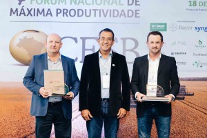O campeão João Gorgen, Sérgio Abud (do CESB) e Edinei Antônio Fugalli (consultor do campeão). (Crédito: Henrique Campinha/Divulgação CESB)
