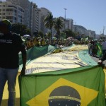 Manifestantes fazem ato em apoio à Lava Jato, ao ministro Sergio Moro, e ao governo do presidente Jair Bolsonaro, na Praia de Copacabana, na zona sul do Rio de Janeiro.