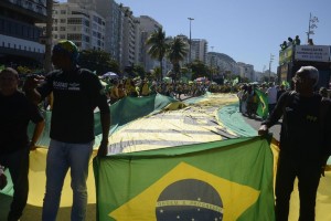 Manifestantes fazem ato em apoio à Lava Jato, ao ministro Sergio Moro, e ao governo do presidente Jair Bolsonaro, na Praia de Copacabana, na zona sul do Rio de Janeiro.