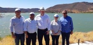 A ministra e sua comitiva, acompanhado do deputado Arthur Maia, visitaram a represa de Ceraíma, reservatório que abastece o Projeto Irrigado Ceraíma (Foto: Divulgação/MAPA)