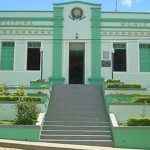 Iniciada sua formação no final dos anos de 1600, Riacho de Santa já era próspera no século XVIII. O imponente Casarão Sede da Prefeitura ilustra seu passado de bonança. Foto: reprodução
